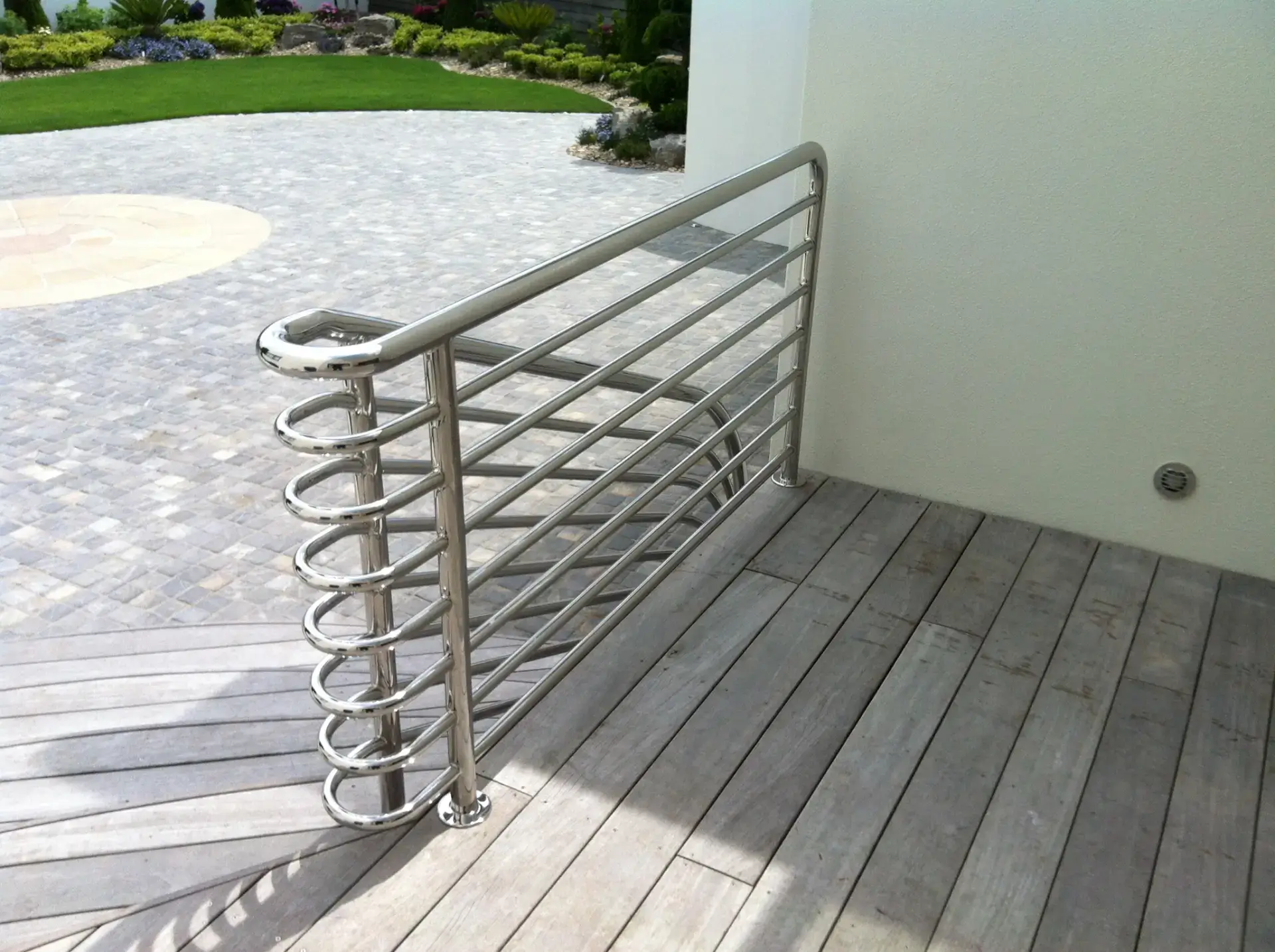 Stainless steel spiral handrail with horizontal infill bars