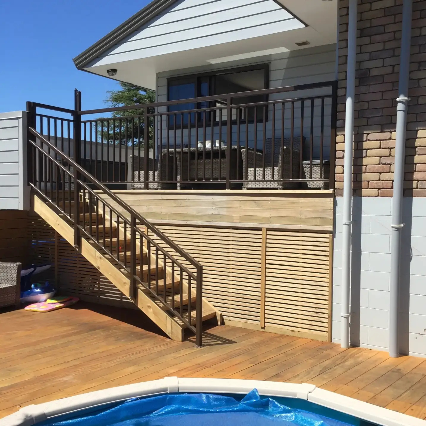 Powder coated aluminum deck balustrade with vertical bars